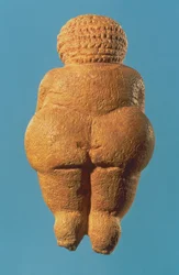 Venus fra Willendorf, set bagfra af kvindefigur, gravettisk kultur, øvre palæolitiske periode, ca. 30000-18000 f.Kr. (oolitisk kalksten farvet med rød okker) (se også 54145 og 93777)